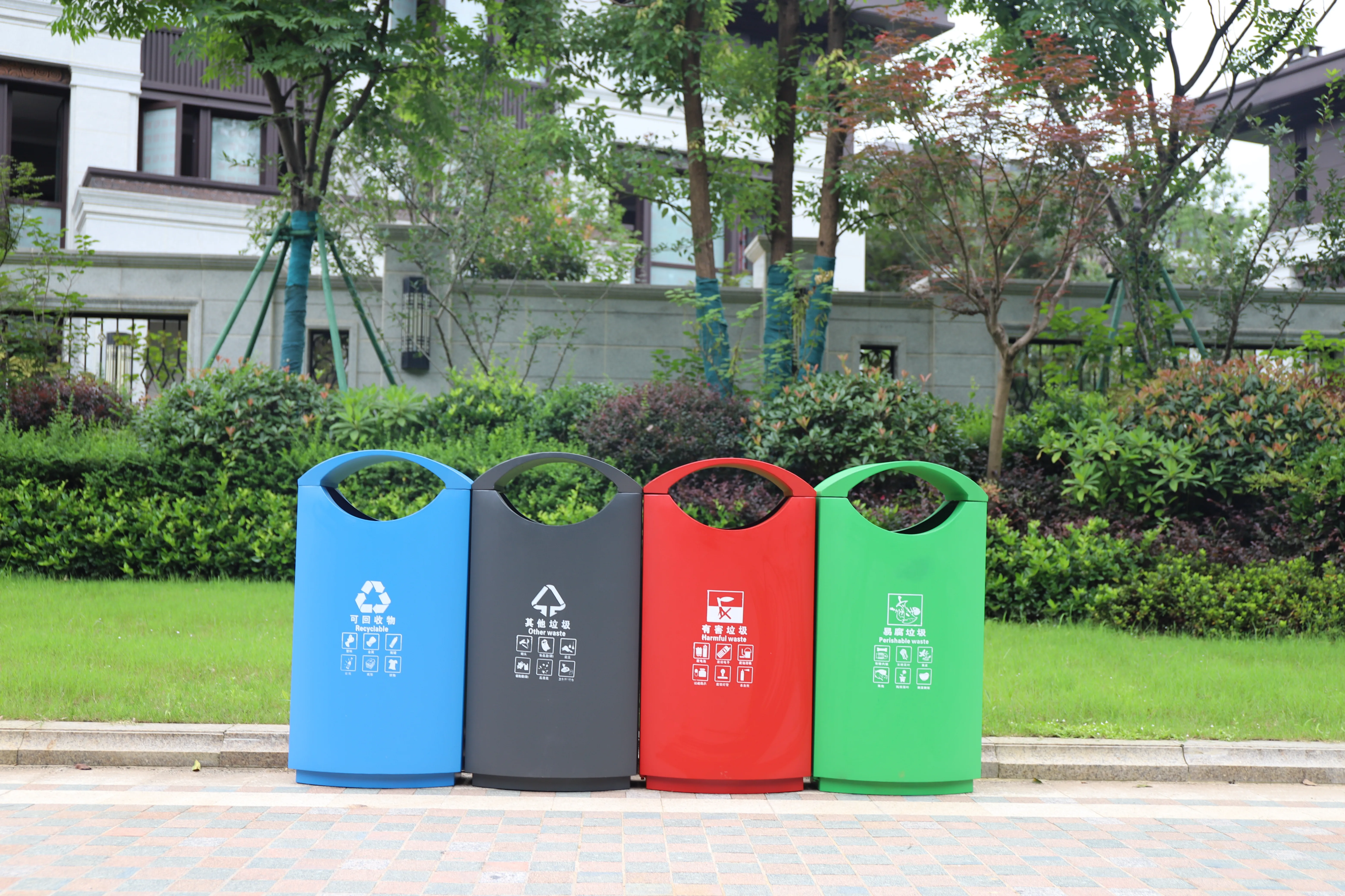 带有logo、回收标签和开口设计的定制垃圾桶